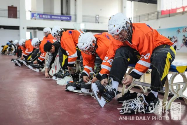 当日下午,在安徽省明光中学冰球馆内,该校冰球队进行分组对抗训练.