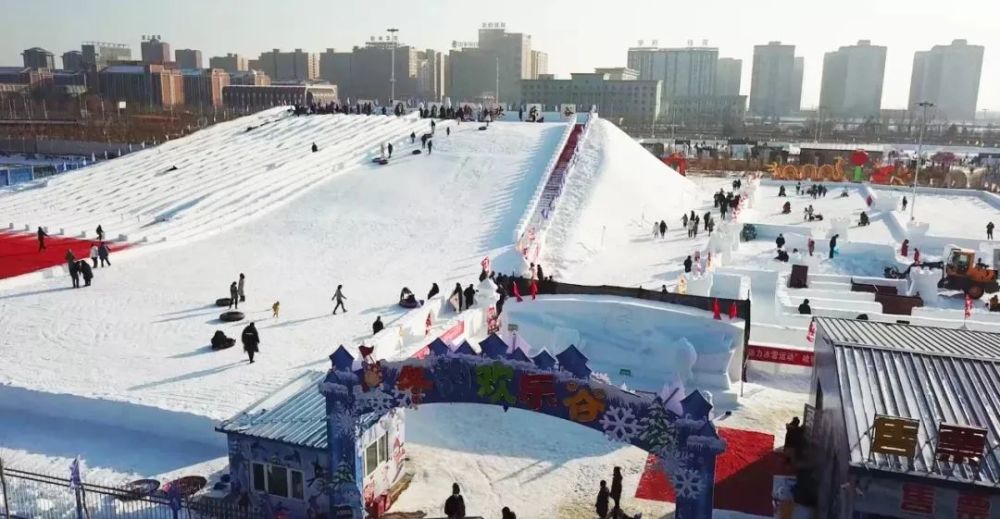 "12月26日,在哈密市文创园冬韵欢乐谷滑雪场,无论是大人还是小孩,都置