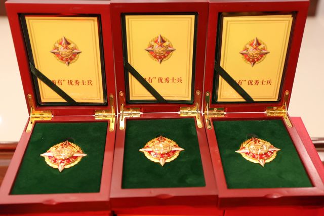 该支队战士侯浩杰今年被评为四有优秀个人,拿到喜报,他第一时间将这个