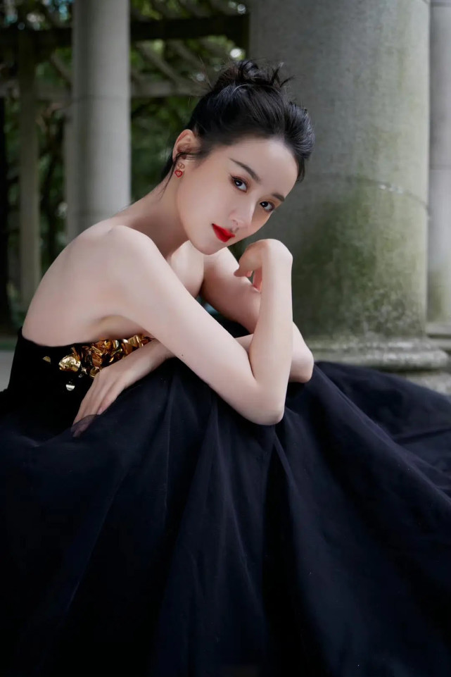 袁冰妍和赵露思一直以来都有"小赵丽颖"之称,这次袁冰妍在参加红毯的