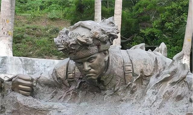 他们当时并不知道这位牺牲的战士是谁,只见遗体已经被烧焦,散发出酸刺