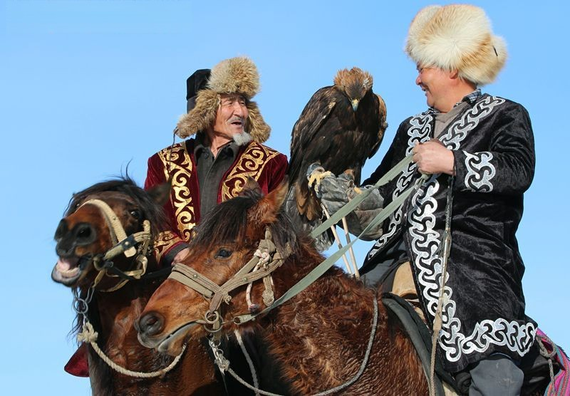 民族服饰"吐马克"是哈萨克族男子冬季戴的帽子,带有两个耳扇,后面有