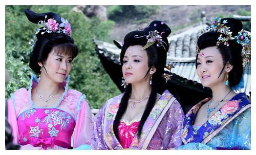 开始流传丞相的3女儿真是心高气傲,其实不然,王宝钏不贪图荣华富贵,也