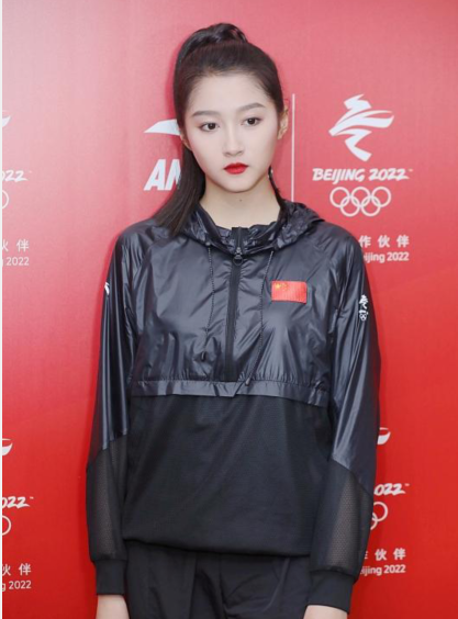 关晓彤穿运动装出席活动172身高太占优势了比很多奥运冠军都高