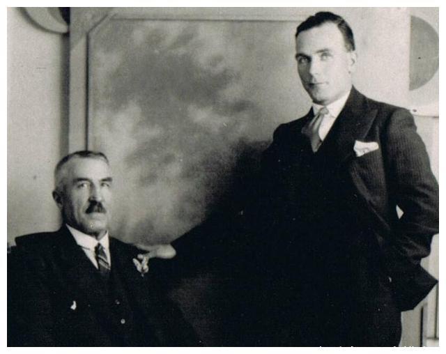 阿尔伯特·皮埃尔波因特(右),英国最著名的刽子手,生于1905年,终其