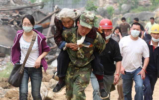 郎铮:2008年汶川地震,向解放军敬礼的3岁男孩,如今怎么样了?