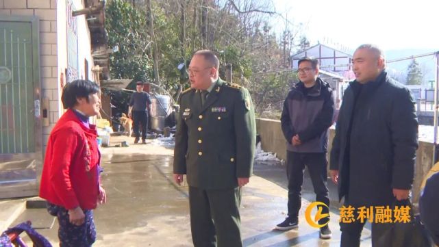 12月29日,县人武部政委杜乃华带领县应急管理局工作人员来到高峰土家