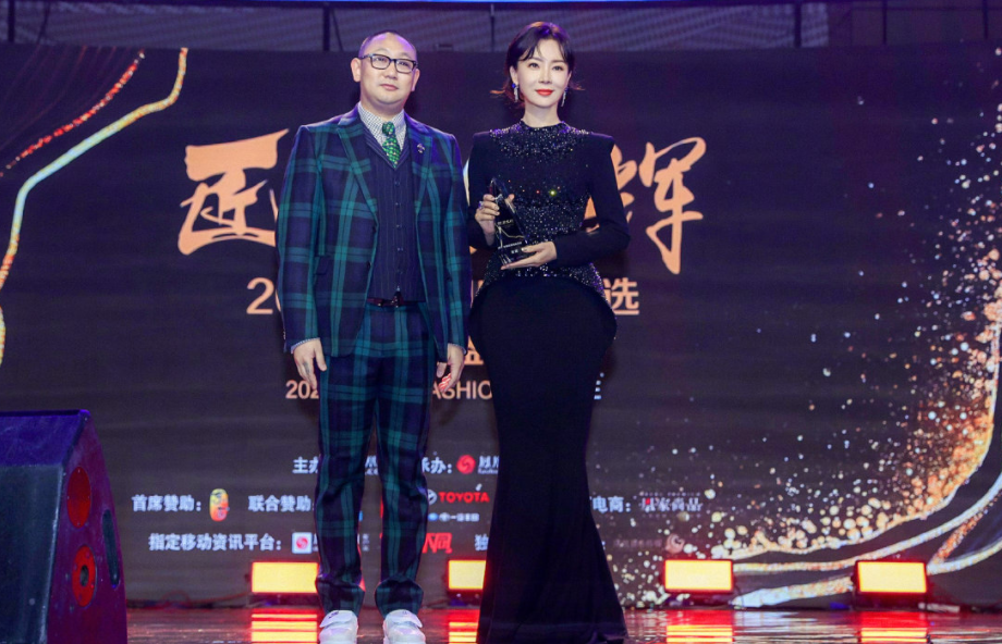 结束了红毯的小意外后,陈数之后的行程十分顺利,还在当晚荣获了"年度