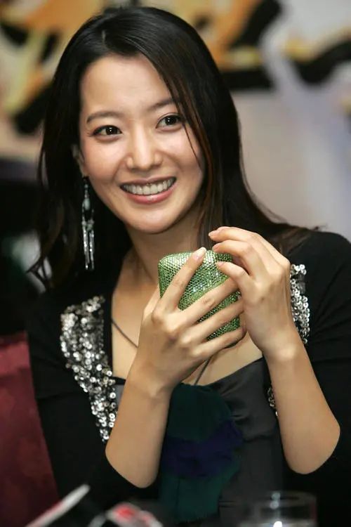 1993年,金喜善出演个人首部电视剧《恐龙先生,让她成功收获非常多的