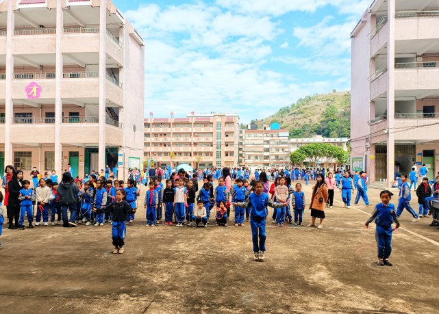 梅陇镇中心小学成功举办第十五届学生运动会