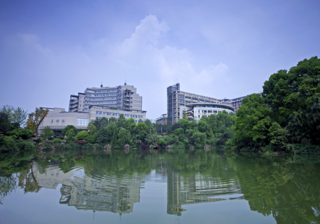 重庆工商大学始创于1952年,2002年1月18日经教育部批准,由原渝州大学