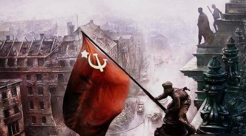 1945年5月9日,随着一名苏联士兵将红旗插在德国国会大厦顶上,苏德战争
