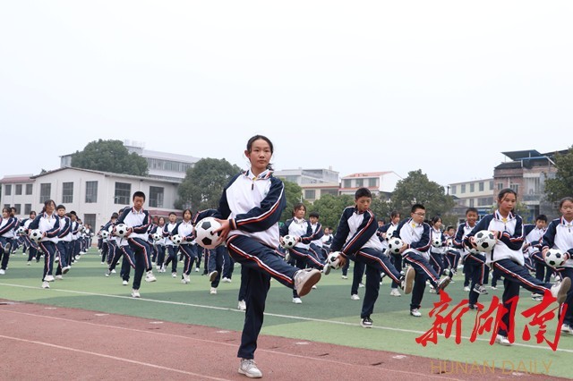 蓝山县湘江源中学学子展示大课间.