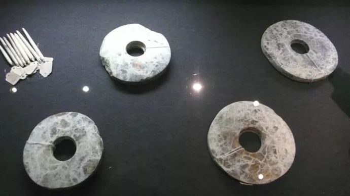 良渚文化玉器绝大多数材质优良,在江浙平原地区出土的良渚古玉,如