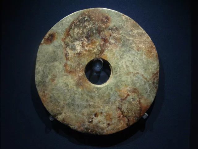 良渚文化玉器绝大多数材质优良,在江浙平原地区出土的良渚古玉,如