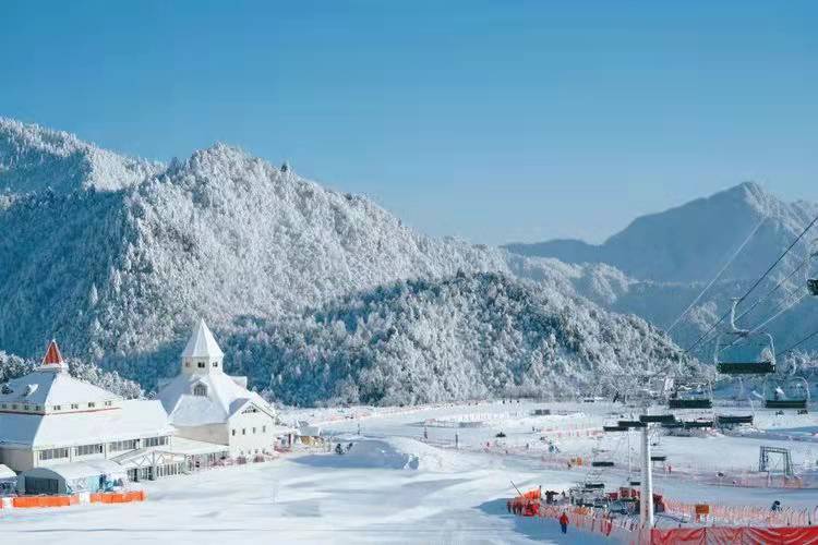 位于大邑县的西岭雪山景区有着得天独厚的旅游资源和户外运动场地,其