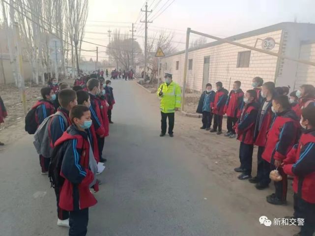 12月29日,渭干乡中学的学生们正在陆续走出校园,执勤民警结合学校周边