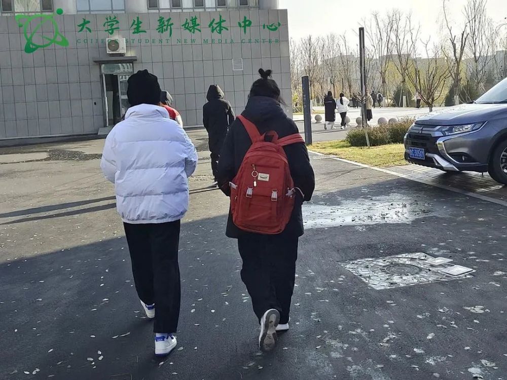 煦日无限好,学子在路上学必有邻,大道不孤同窗既是挚友又是良师结伴而