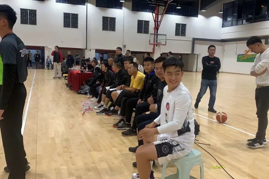左右滑动查看图集■■■2021年厦门五中教职工男子篮球比赛名单教练员