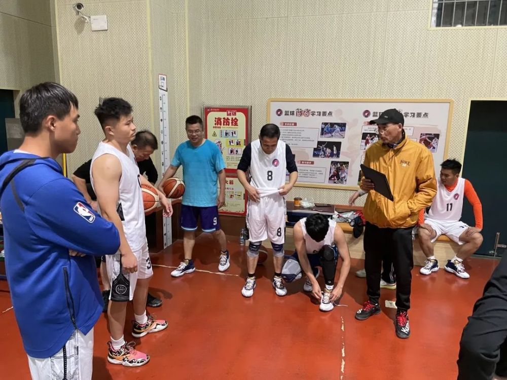 厦门五中教职工男子篮球比赛名单教练员:洪世佳队员:林雄伟   陈宣雄