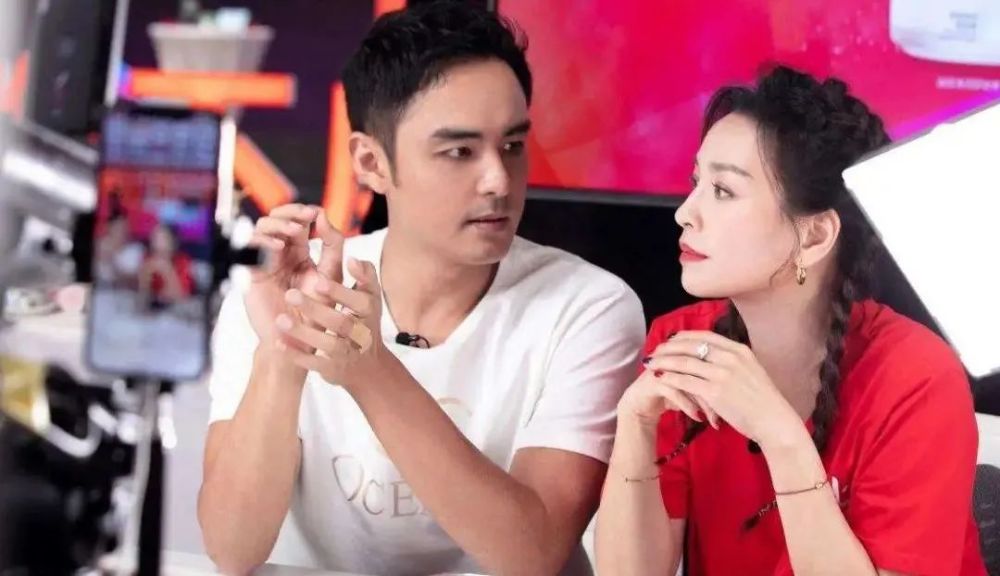 明道被曝爱撩老女人与张庭暧昧当着林瑞阳的面搂搂抱抱
