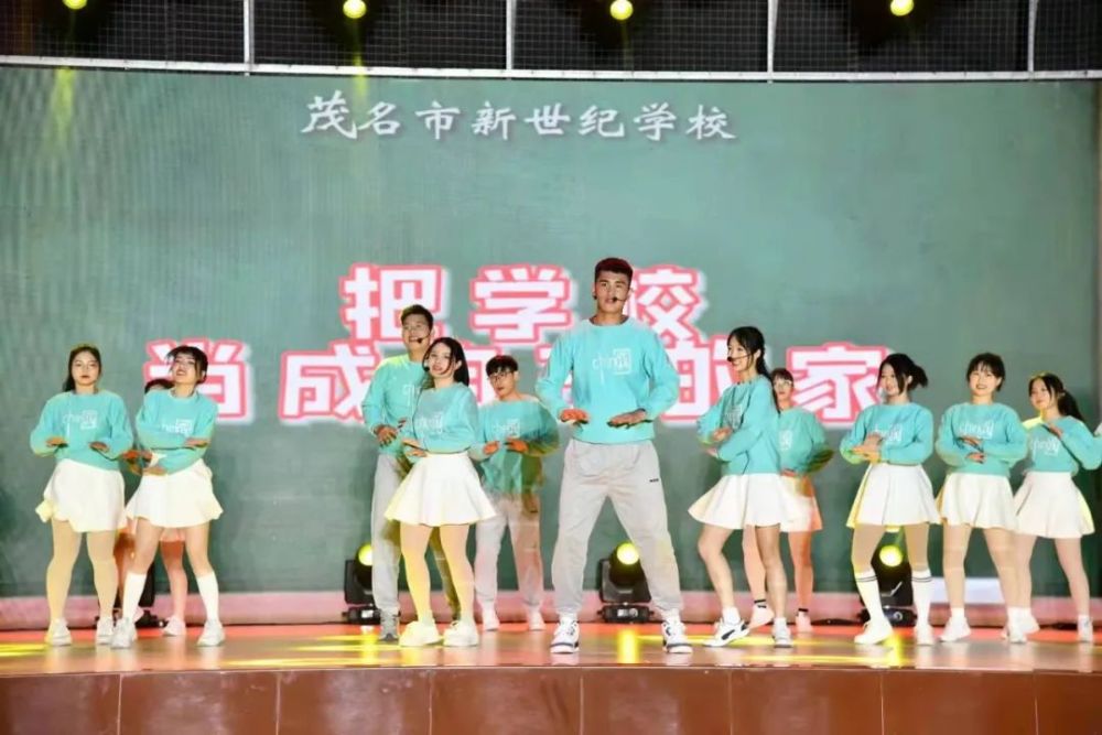 新世纪学校昨晚举行的晚会精彩不止亿点点