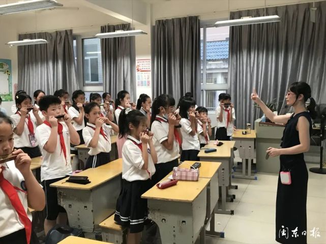 以宁德市华侨小学为例,该校改变了过去格式化,模板化布置作业方式