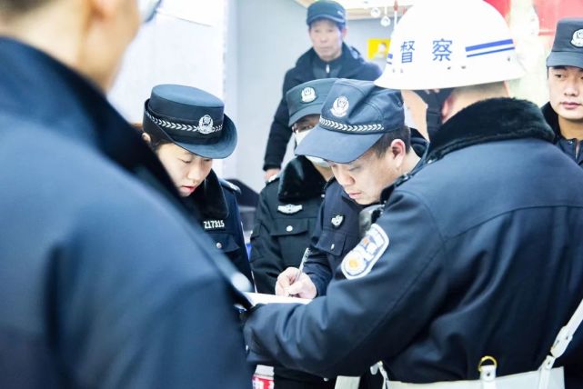 局领导唐安亭,罗庆雄深入一线,靠前指挥督战.