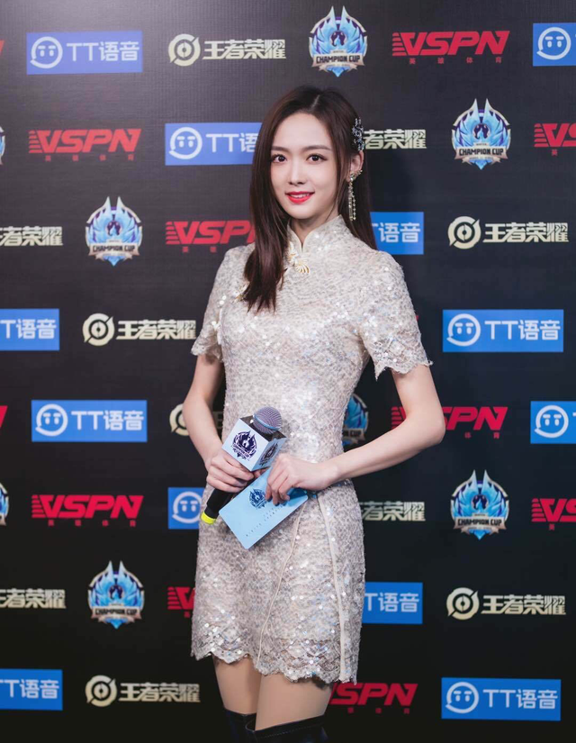 美女解说旗袍秀:灵儿清纯,天云身材绝了,小钰这波赢得太彻底