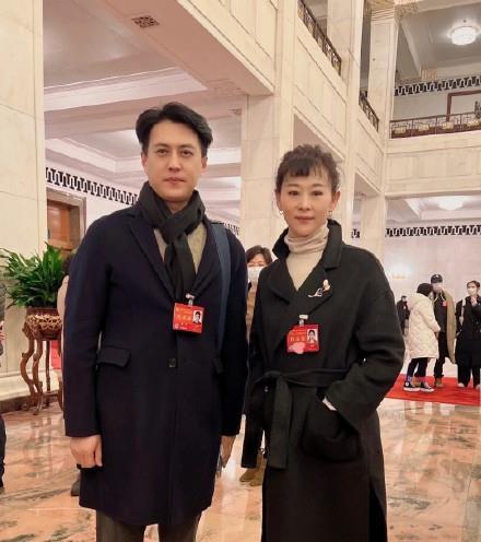 45岁靳东任煤矿文工团副团长升至副厅级成名副其实老干部