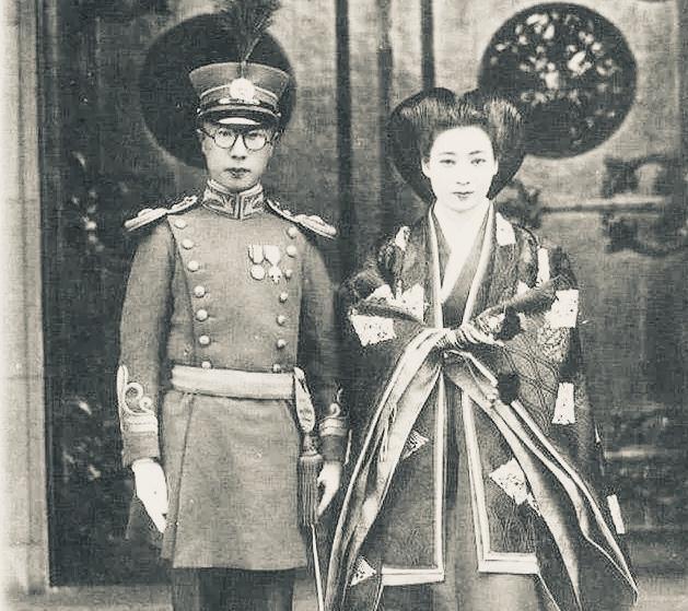 溥仪和梅津美治郎合影,在伪满洲时期,溥仪经常在一些关东军组织的活动