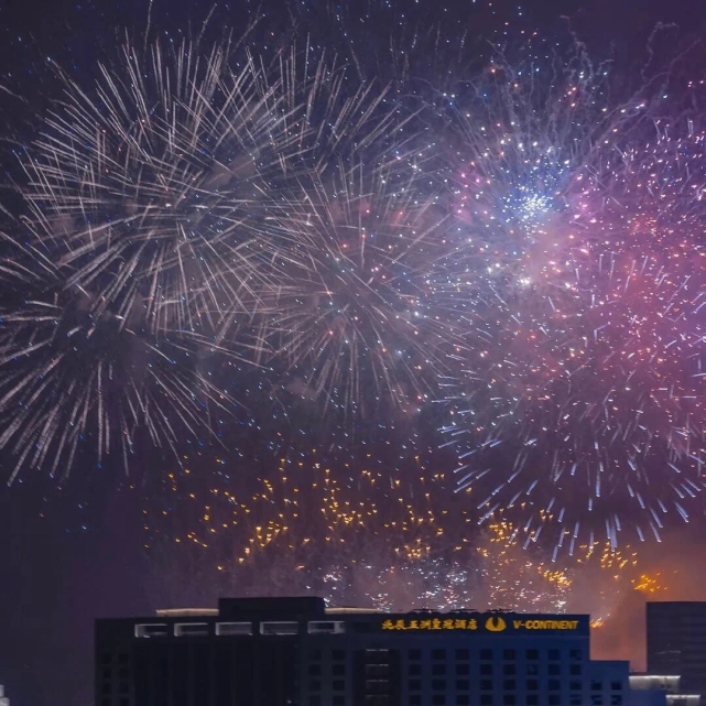 【新年烟花背景图】世俗的烟花是眼前柔软的寄托
