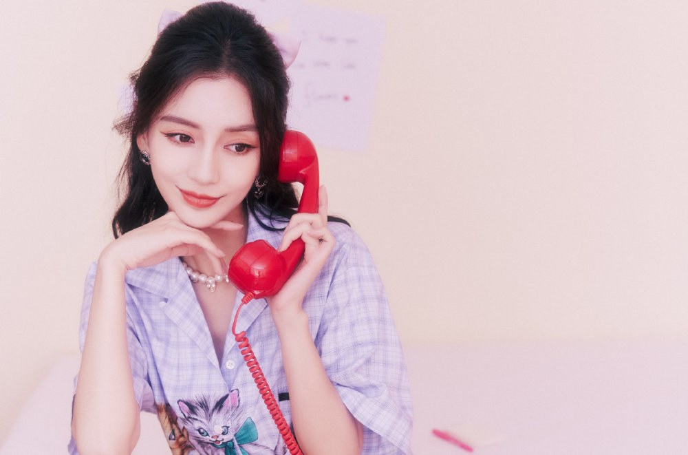 angelababy气质甜美2021年最后一天拿起电话和你最想见的人说声新年好