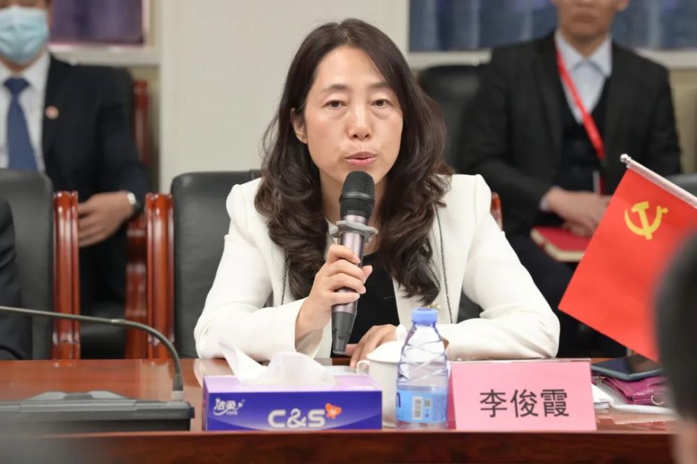 评估伊始,龙岗区教育局副局长李俊霞宣读的龙岗区教育局推荐意见中,对