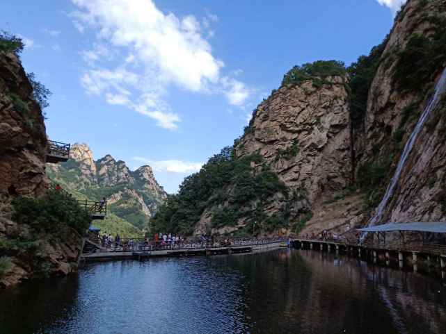 石家庄市近郊平山县王坡乡曹土沟村土沟路16号黄金寨原生态旅游区春