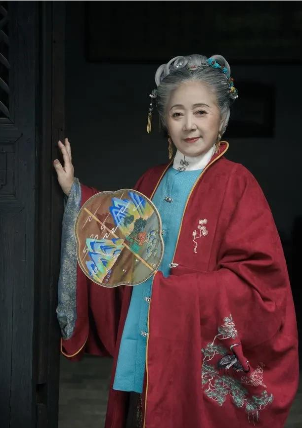 岁月从不败美人77岁汉服奶奶穿汉服美出圈外