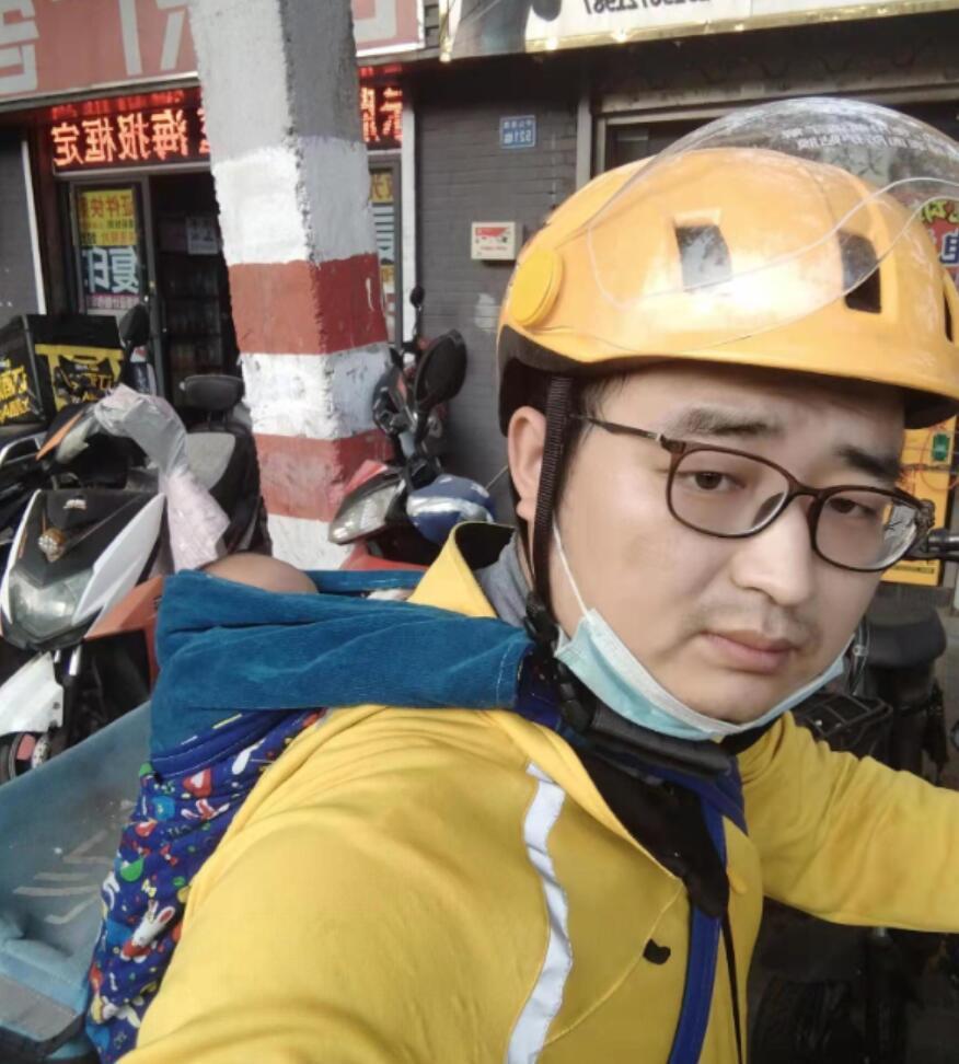 年度记忆背女儿送餐的外卖小哥拍视频没赚到钱依然在坚持送外卖