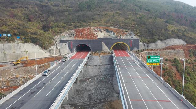 通过曹家坌枢纽互通完成与许广高速(桂武段)高速互通转换功能,经黄沙