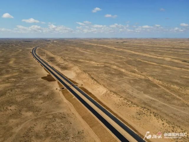 阿乌高速.崔剑摄12月25日,s21阿勒泰至乌鲁木齐高速公路通车.