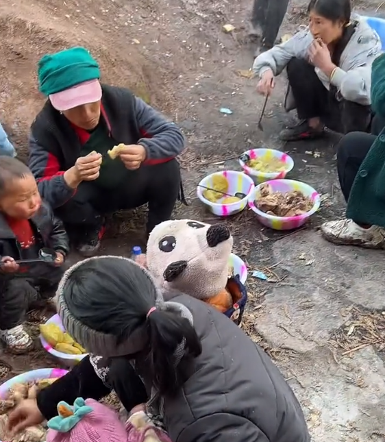 19岁网红凉山孟阳再惹争议坐地吃肉双手光滑干净像名媛贵妇