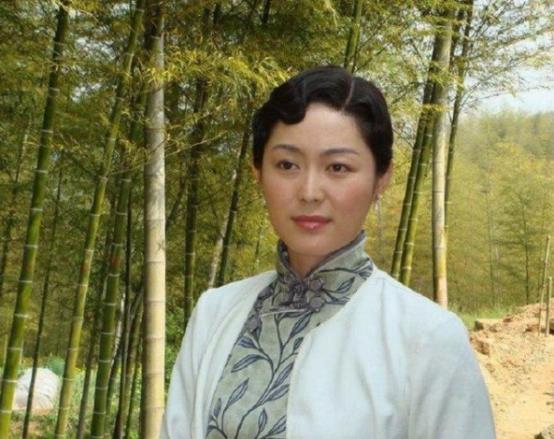李秀文不但年轻时貌美如花,即便是嫁给叶挺后也能够展现出花一样的