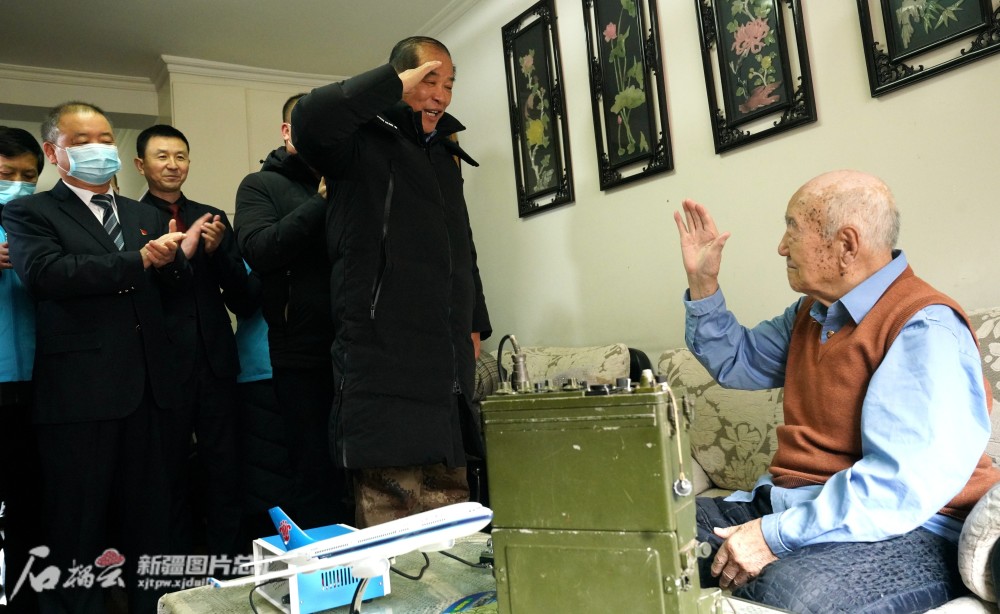新年圆梦爱心人士为新疆抗战老兵找到永不消逝的电波