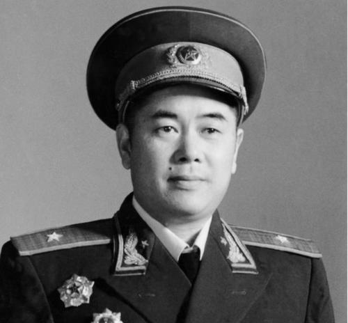 福州军区政委傅奎清傅奎清出生于1920年,因为年龄比较小,他早年资历也