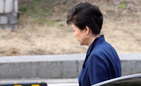 抛开"亲朴"和"亲李"两党不谈,怎样看待朴槿惠获释对自己的影响,对