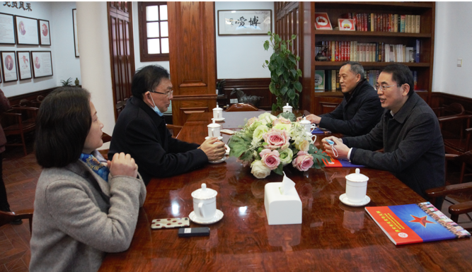 市台属联谊会会长,红星幼儿园董事长朱乐天,市台胞接待站站长仲威陪同