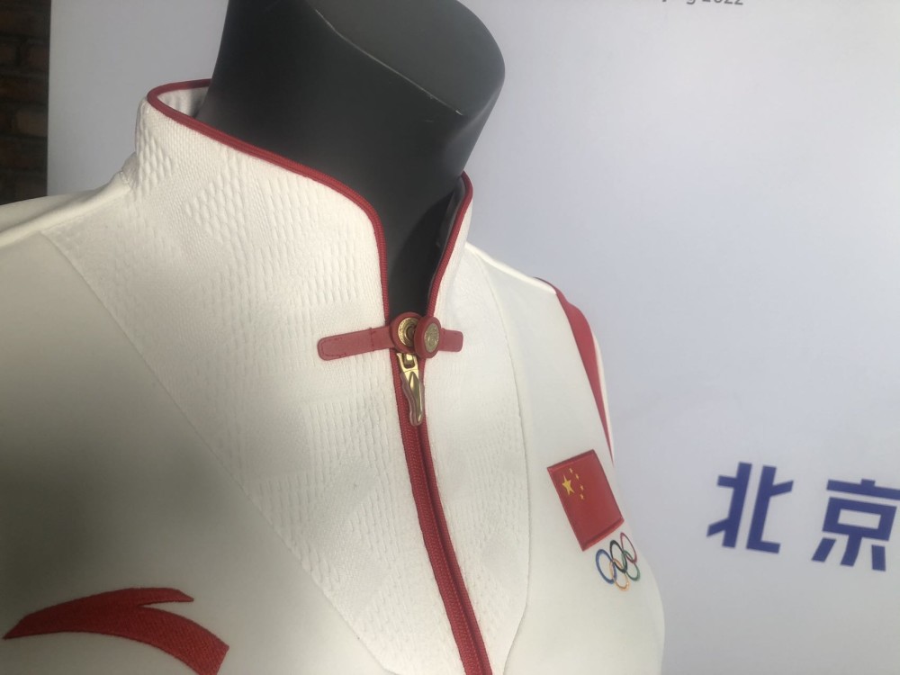 叶锦添表示,北京冬奥会中国代表团的领奖服是表达中国文化的一个窗口