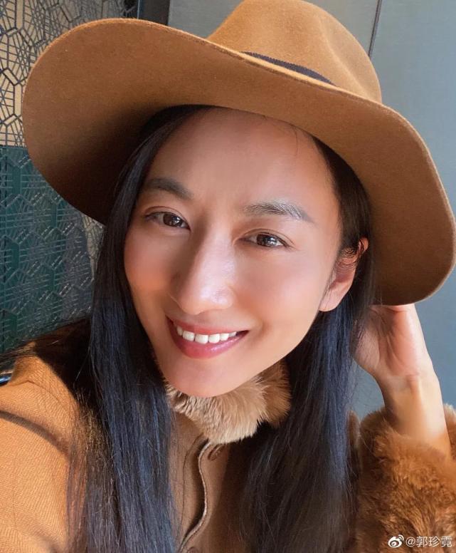 退圈6年的郭珍霓罕见爆照,39岁素颜出镜状态佳,皮肤