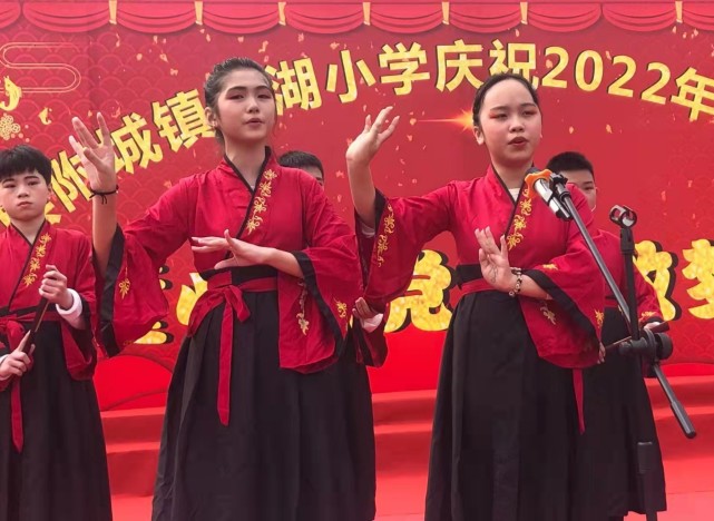 12月31日下午,海丰县附城镇南湖小学在校园操场举办"童心向党 绽放