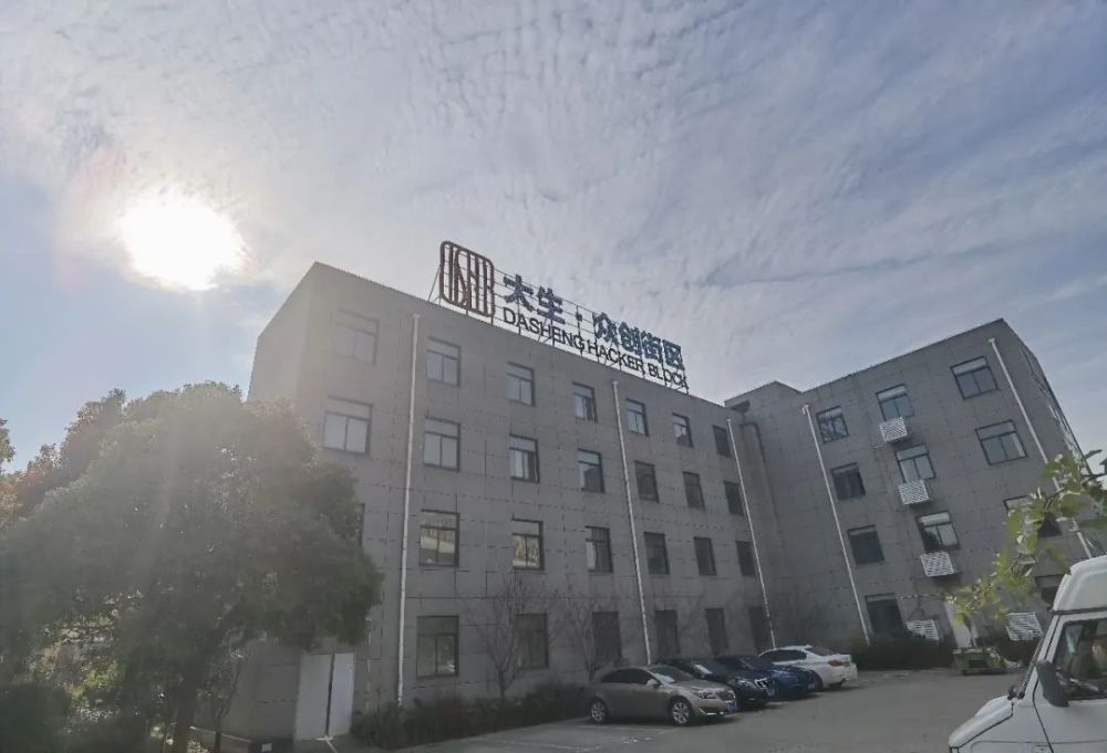 1,网红店聚集!大生众创街区车流,客流兴盛,即便是工作日车位也告