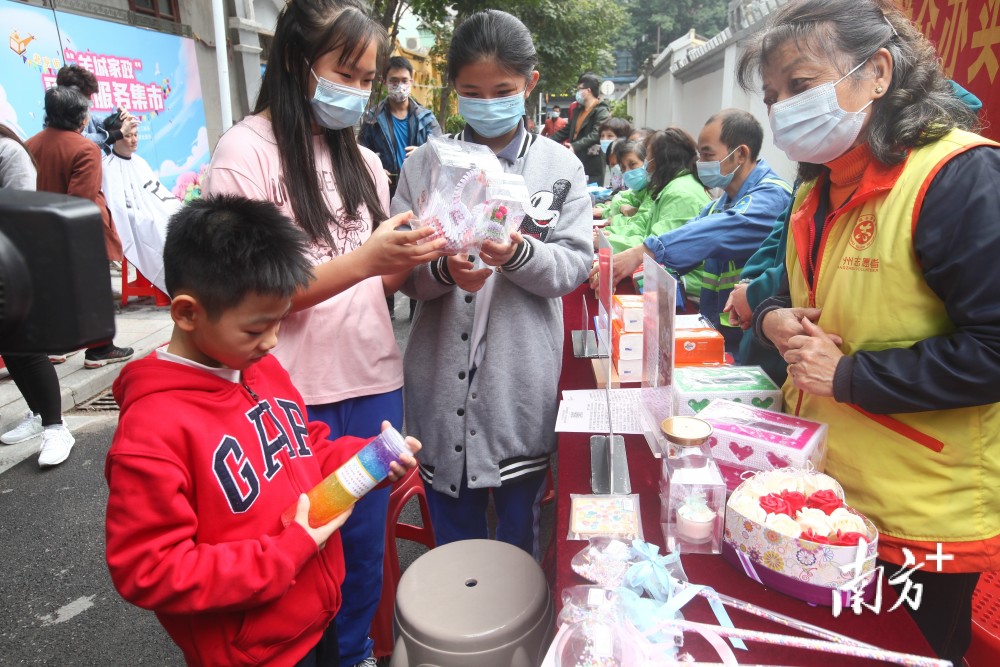 新年第一天越秀为一线员工送祝福北京街这个爱心驿站温暖满屋